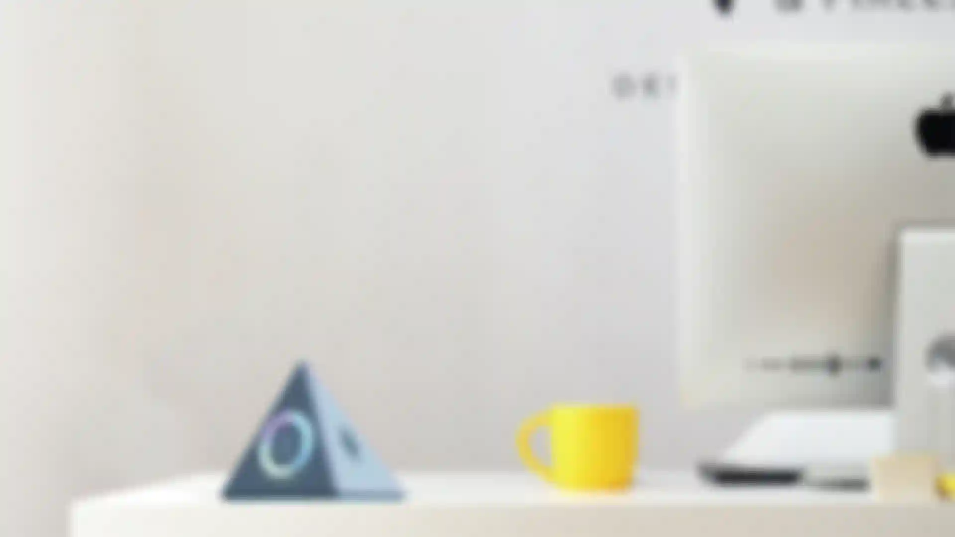 Balance Flip auf einem Schreibtisch neben einem iMac.