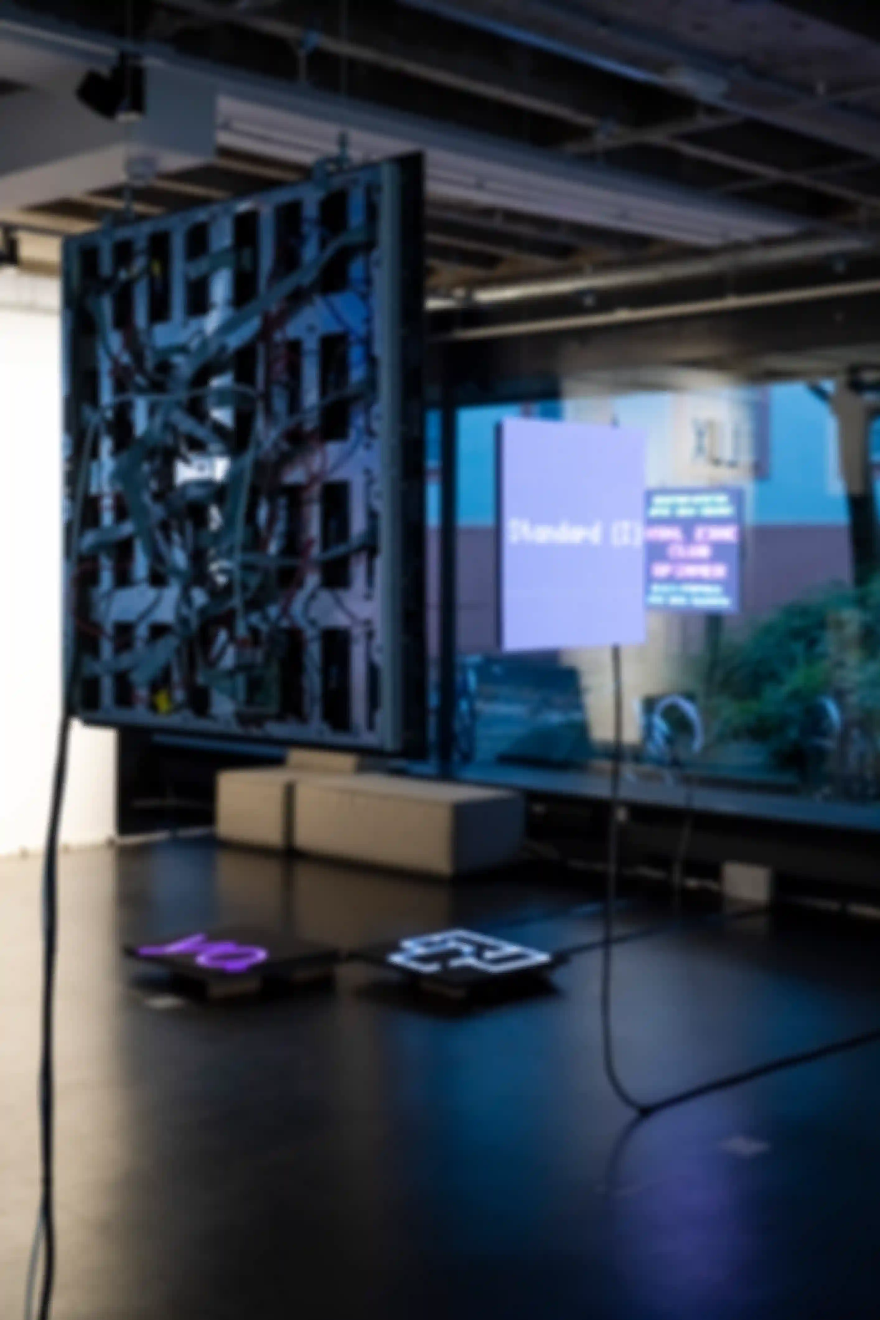 Installationsansicht der Ausstellung „re-coding everyday technology“ in Mainz.