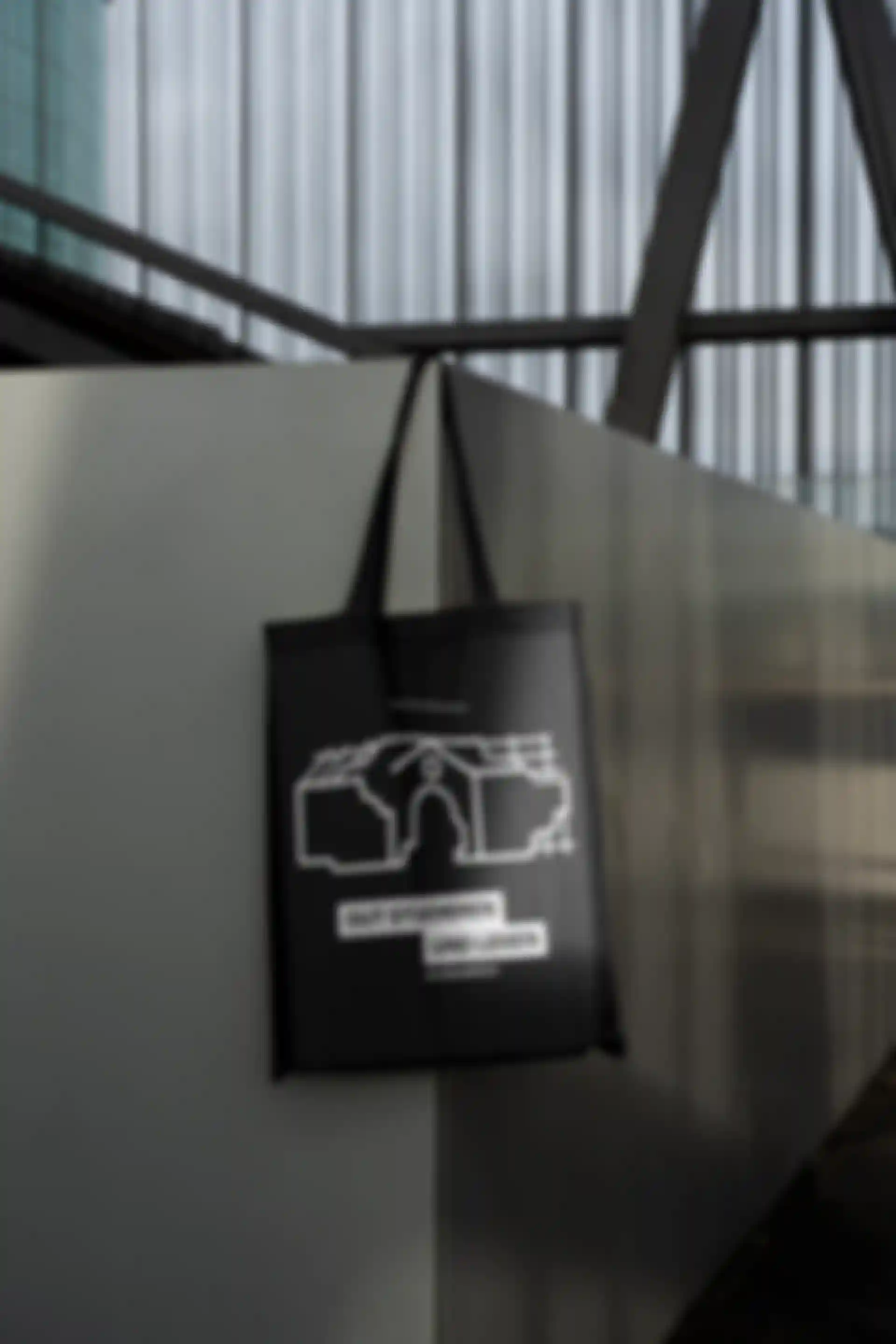 Der Jutebeutel für den AStA Osnabrück hängt an einer Kante eines Betonkubus.