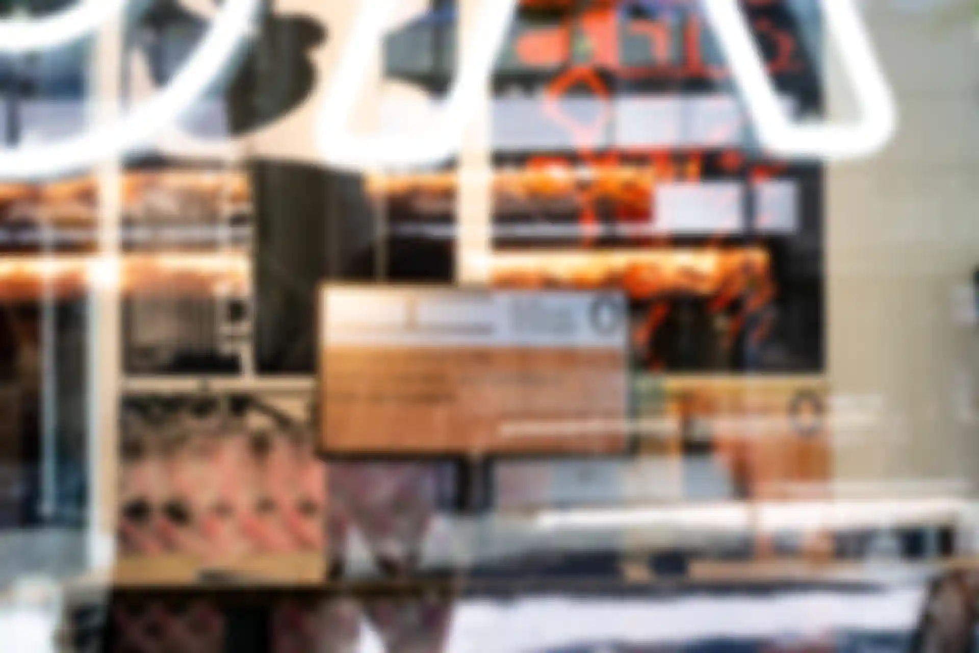 Ein Computer-Bildschirm zeigt die Website für IO während der Ausstellung der BaMa 22 an der Hochschule Mainz.