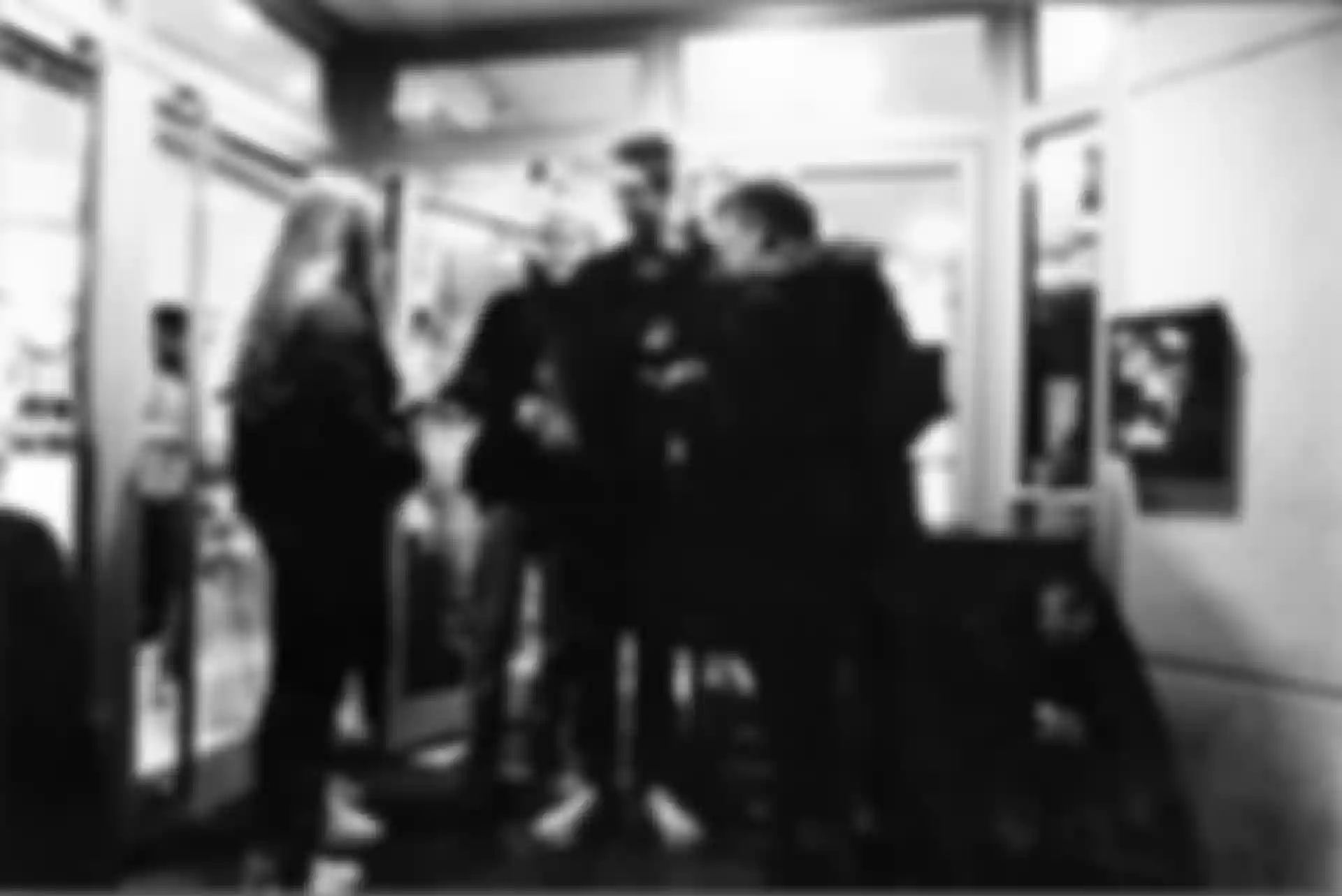 Eine Gruppe junger Leute vor einem Kiosk.