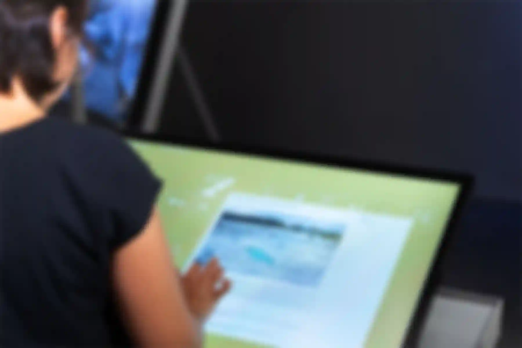 Inaktiver Zustand des System Solum-Interfaces, dargestellt auf einem großen Touchscreen in der BurgLabs Presents-Ausstellung im Futurium in Berlin.