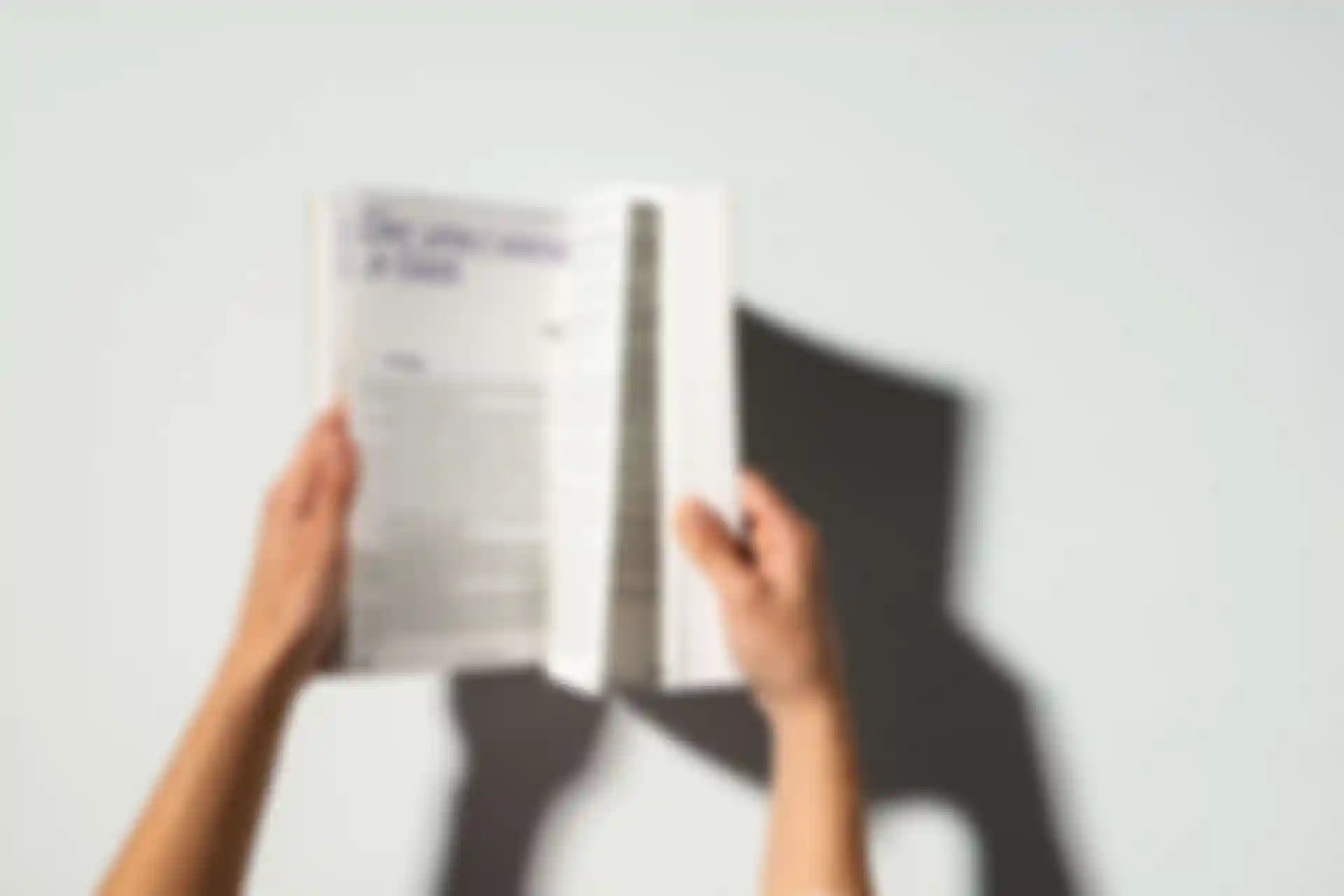 Band 2 von un/learn ai liegt offen auf einem Tisch.